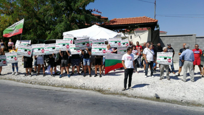 Протестиращи блокираха пътя към кариера Белащица ВИДЕО