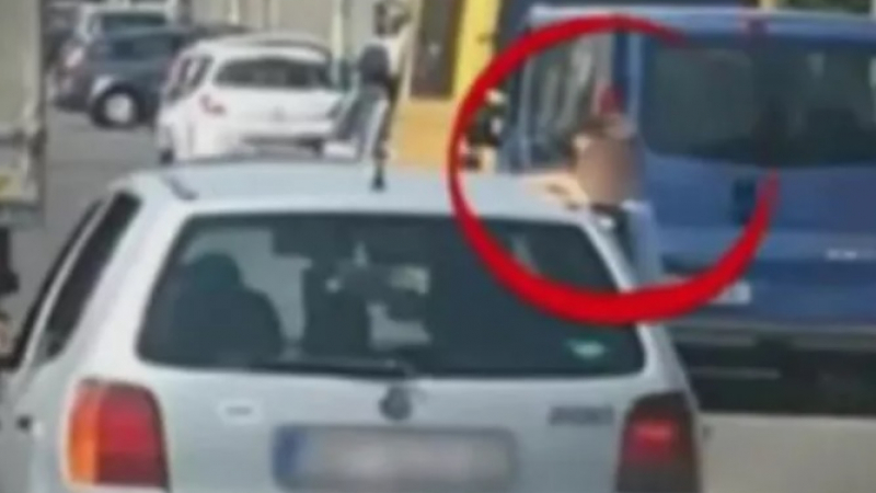 Шокираща СНИМКА: Майка кара детето си извън прозореца на колата