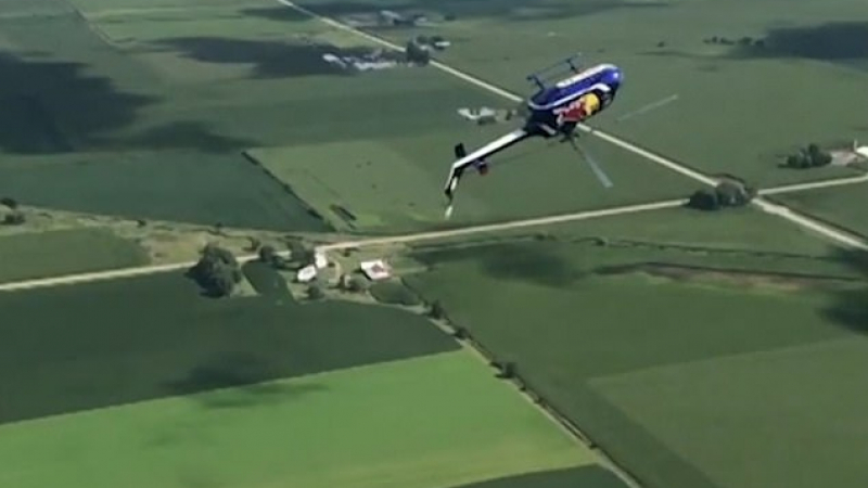 Откачени пилоти направиха задно салто с хеликоптер ВИДЕО 