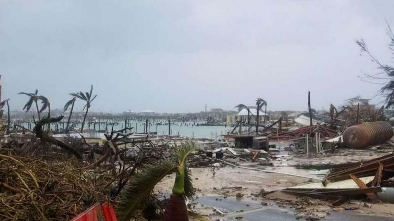 Мощният ураган „Дориан“ взе първите си жертви ВИДЕО