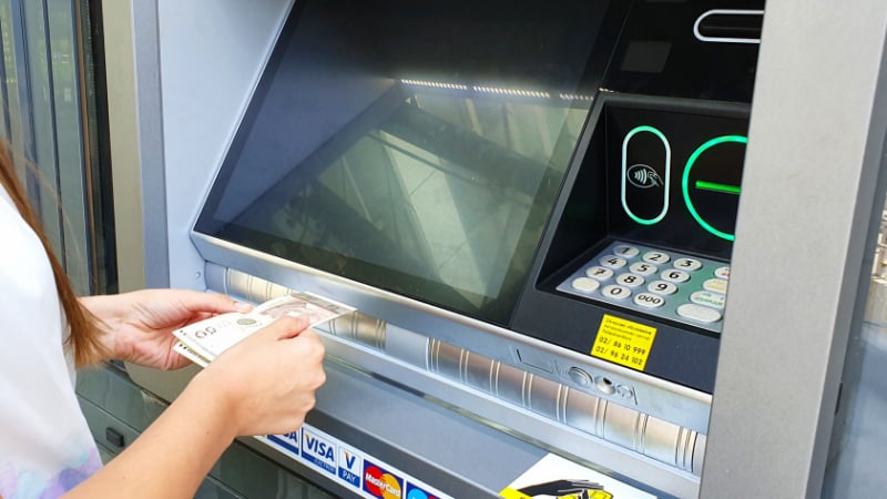 Безконтактно теглене и внасяне на новите банкомати на Райфайзенбанк