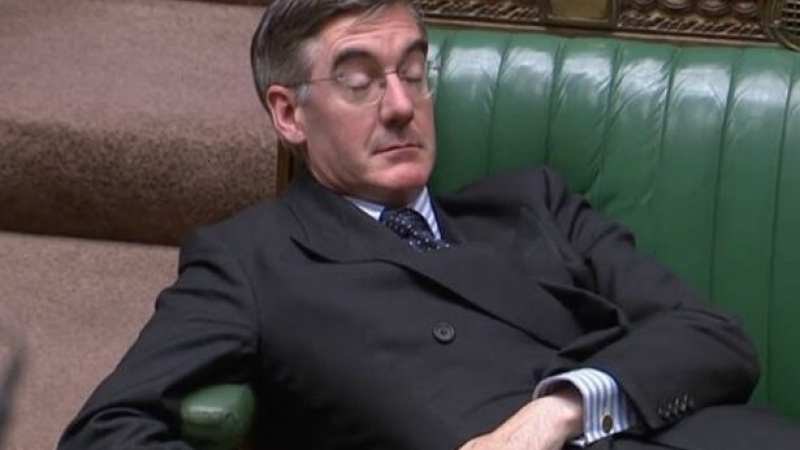 Как шегаджиите в мрежата реагираха на заспал британски политик СНИМКИ