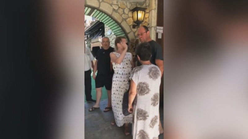 Скандал: Ресторантьор блъска и псува руска туристка в Несебър заради...