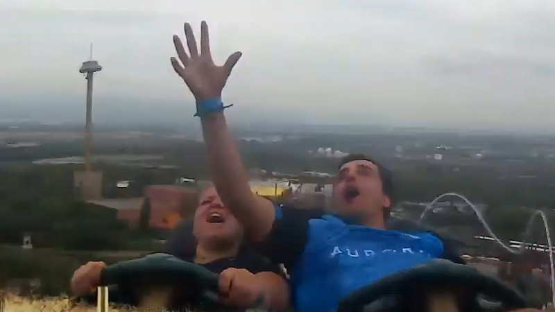 Уникално видео: Младеж хваща чужд летящ телефон на влакче на ужасите