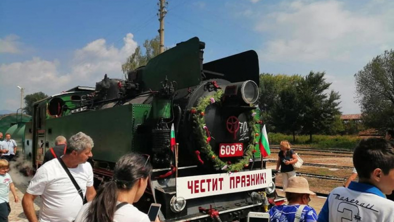Уникален парен локомотив пристигна във Велинград СНИМКИ