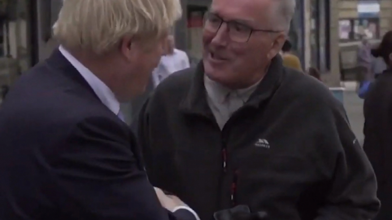 Англичанин към Борис Джонсън: "Моля те, напусни града ми!" Премиерът: "Махам се след малко!" ВИДЕО