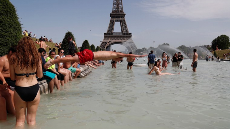 Парижани се изхождат в Сена, а Макрон се кани да плува, всичко е заради... СНИМКИ