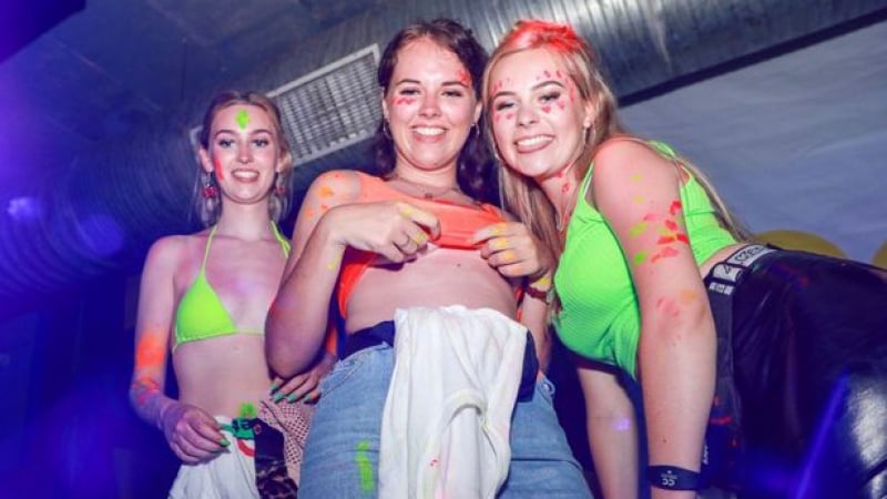 "Дейли Стар": В Слънчев бряг е най-горещият клуб в света! Всички са голи и се пие 48 часа подред СНИМКИ 18+