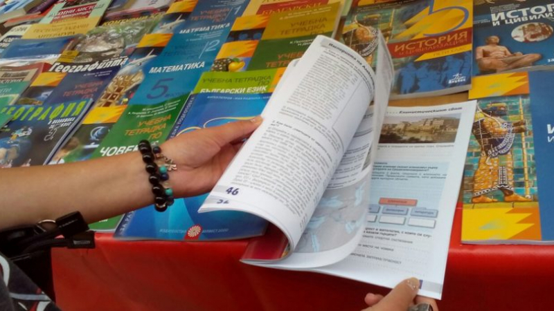 КЗП предупреди за шашми с цените на учебниците 