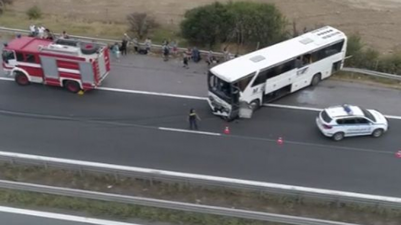6 линейки фучат по АМ "Хемус" към мелето с автобус и ТИР 
