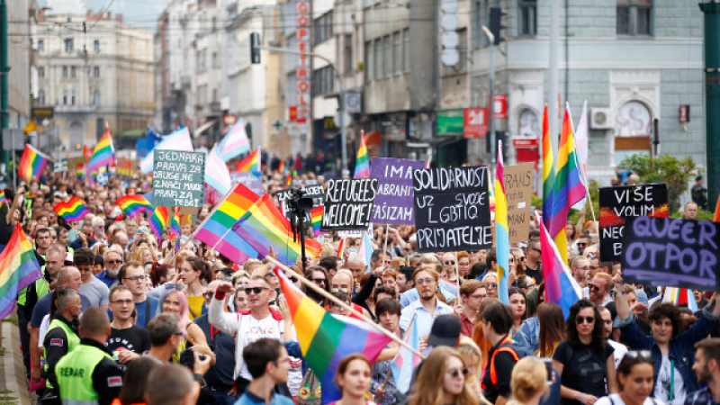 Напрежение на гей парада в Сараево, страховити мерки и викове "Аллах Акбар" ВИДЕО