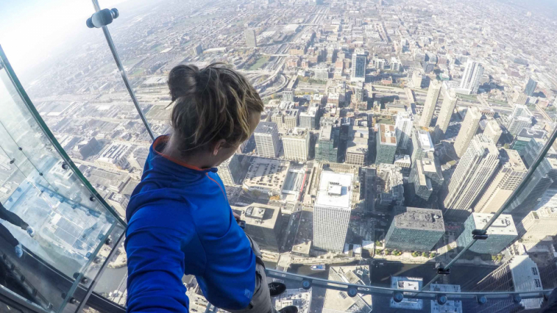 Вижте как стъклен под се пропука под краката на туристите на 411 метра височина ВИДЕО