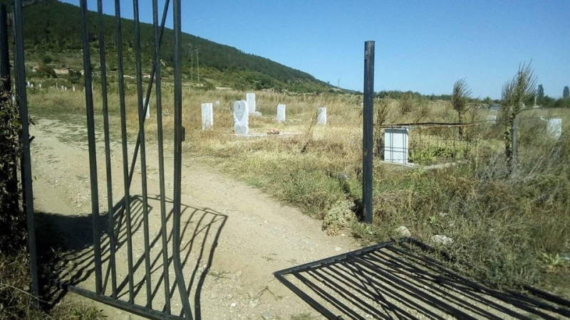 Пак безчинство: Изроди вилняха на гробището в Твърдица СНИМКИ