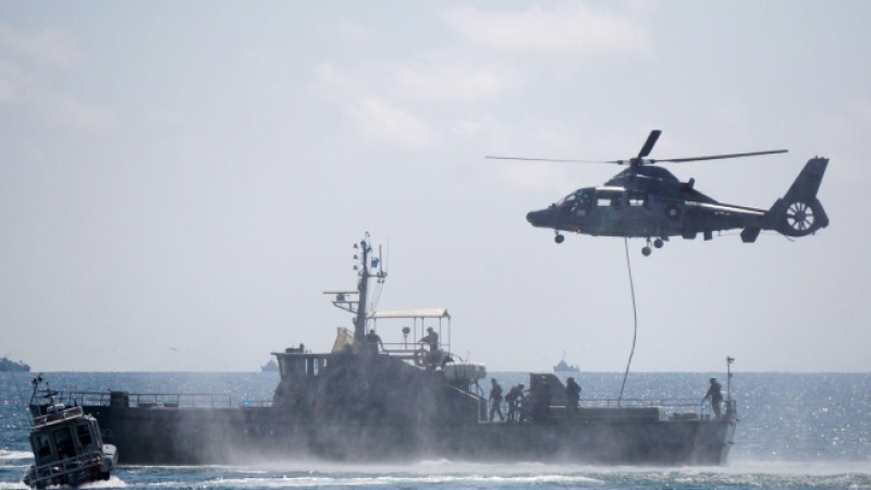 Над 20 кораба от бойния ни флот отблъскват масирана атака в Черно море