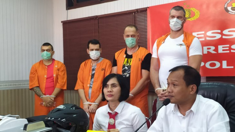 Хванаха 4 българи да вършат нещо скандално в Бали, грози ги затвор