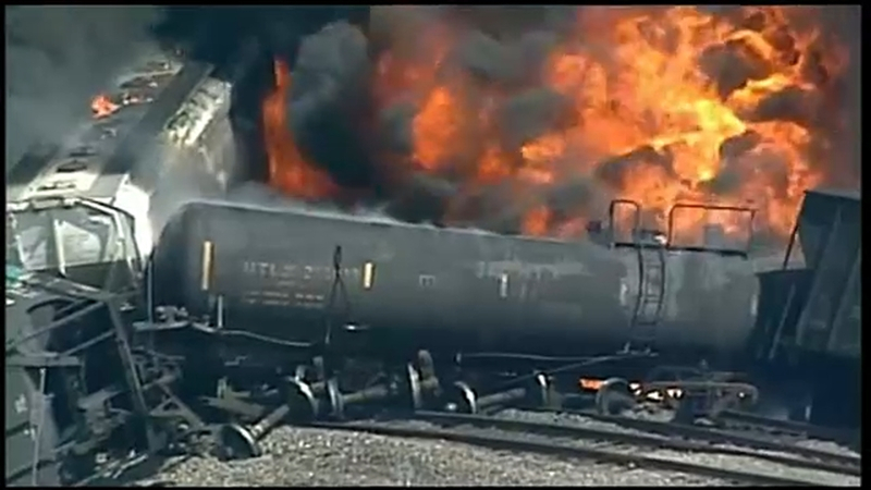 Огнен ад и евакуация след като влак дерайлира в САЩ ВИДЕО