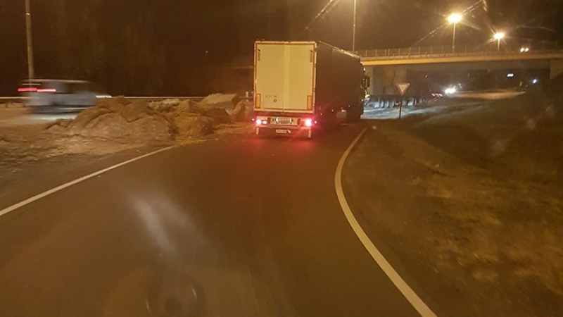 Среднощен ужас с камион на изхода на София (СНИМКИ)