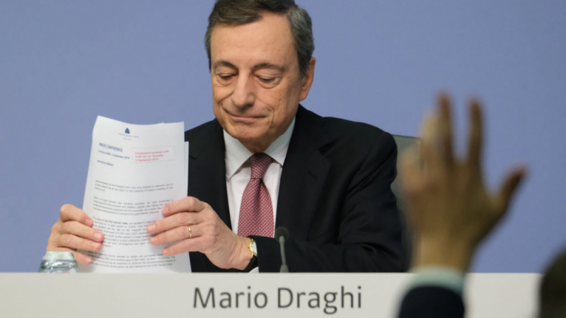 Шефът на Европейската централна банка изтипосан като Дракула СНИМКА