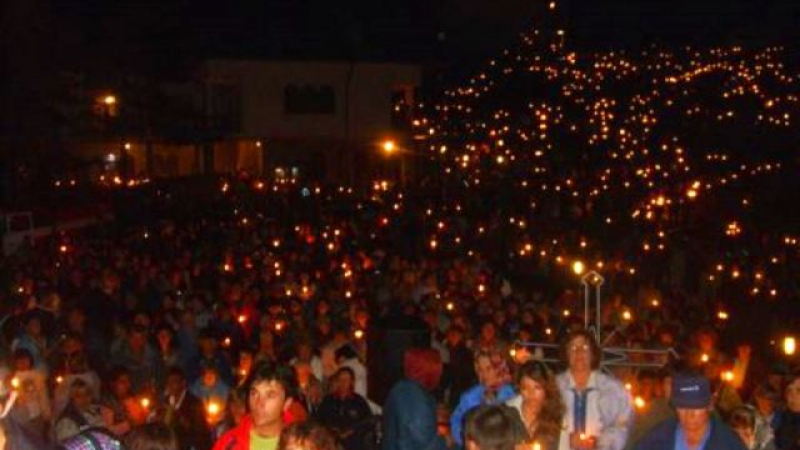 Хиляди вярващи се стичат към "Кръстова гора" в очакване на чудото 