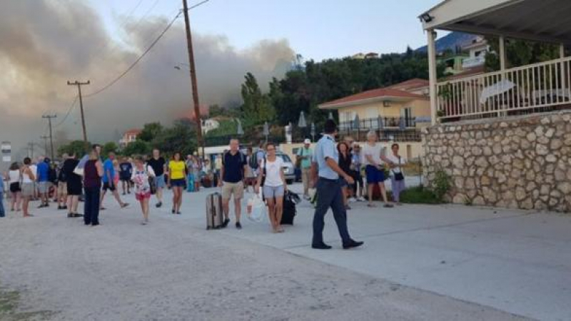 Нов огнен кошмар в Гърция, евакуират стотици туристи ВИДЕО