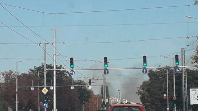Голям пожар в Пловдив! Затвориха движението на ключово място
