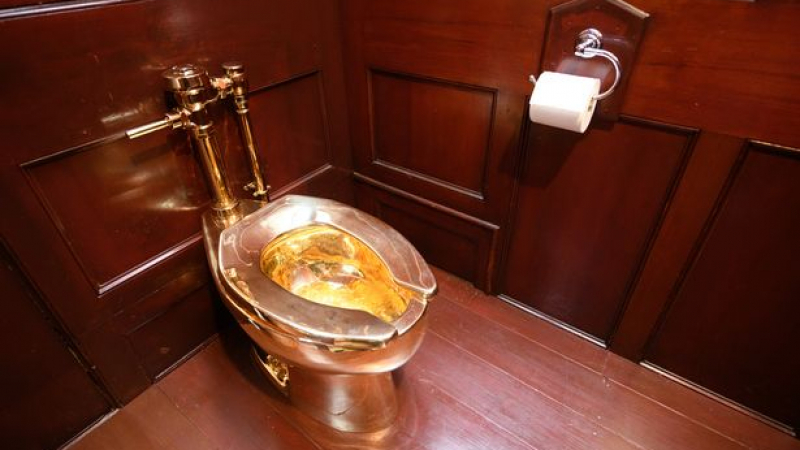 Златна тоалетна на стойност 1 млн. паунда откраднаха от дворец СНИМКИ