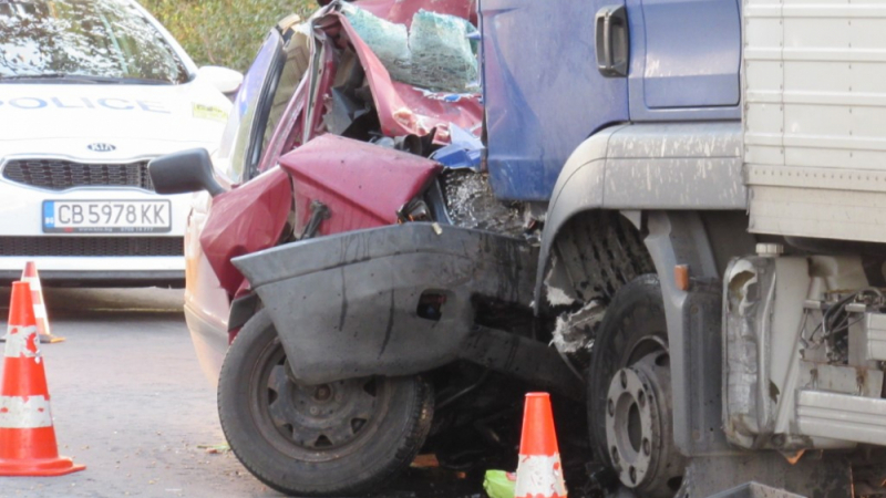 Ужасяващо ВИДЕО: Шофьорка умря след адски сблъсък с камион в отсечката на смъртта