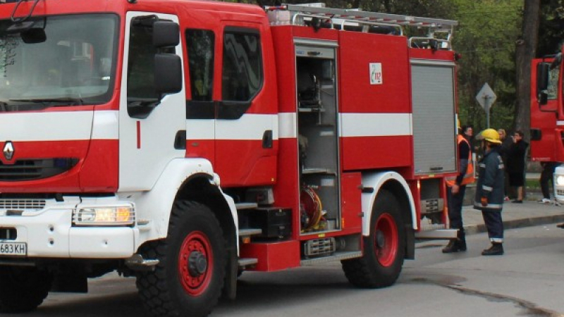 Огнен инцидент: Автомобил се запали в Пловдив ВИДЕО