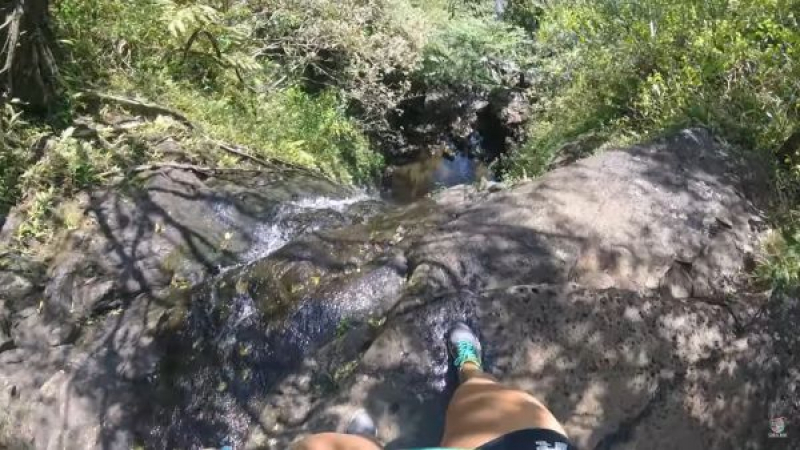 Шокиращо ВИДЕО запечата как девойка пада във водопад от голяма височина