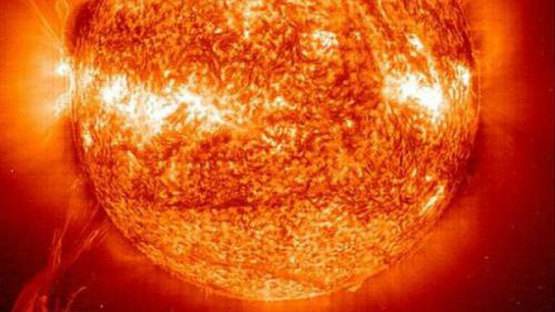 Изплашени астрономи: Огромни пукнатини по Слънцето вещаят края на Земята
