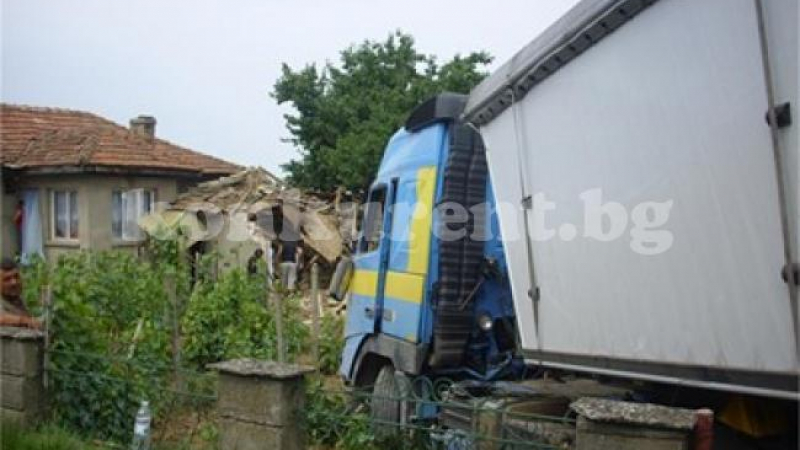 Няма край: Камион пак се вряза в сграда във Врачанско