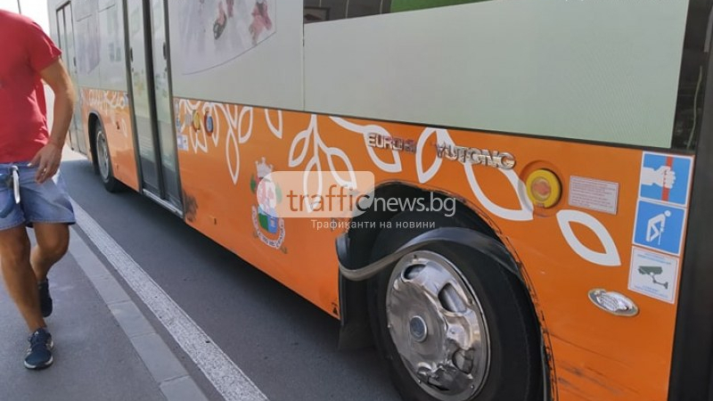 Ужас на Цариградско: Джип взе на таран автобус на градския транспорт СНИМКИ