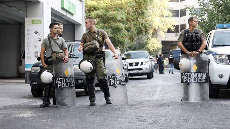 Екшън в Атина! Полицията прочиства от мигранти сграда в центъра