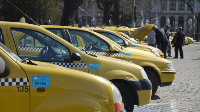 Жена си поръча такси във Варна и онемя от видяното вътре СНИМКИ
