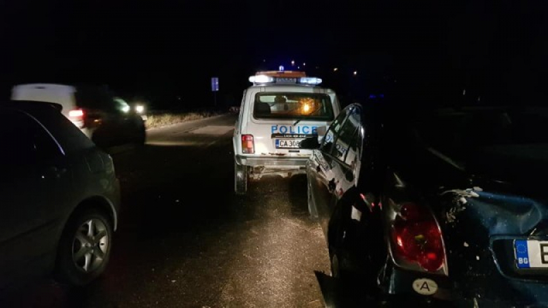 Първи СНИМКИ от нелепата верижна катастрофа край София с шест коли
