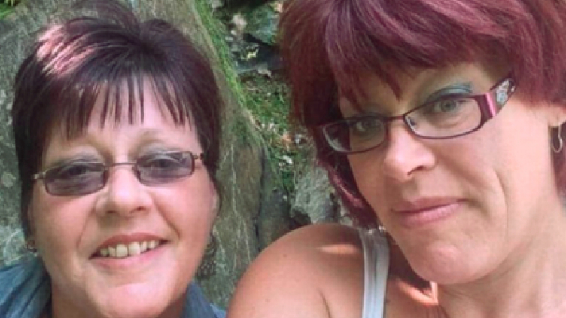 Две сестри умряха от инсулт едновременно, майка им ги погребва с песни и танци