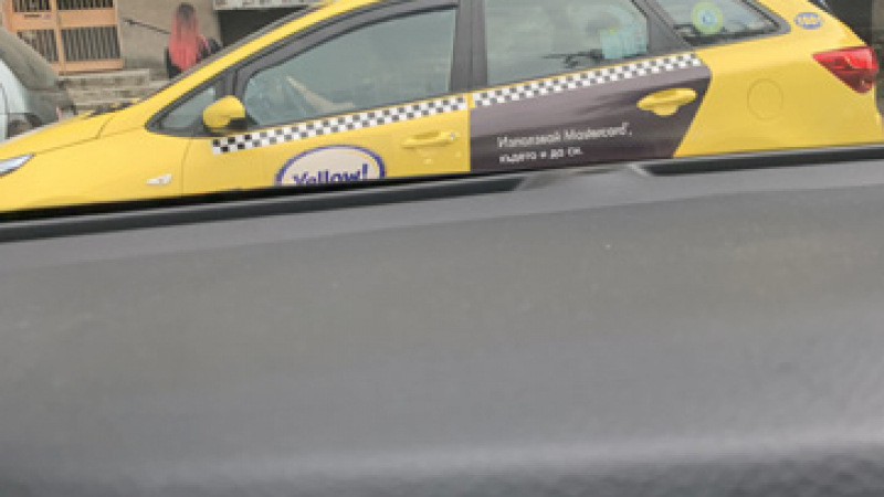 Първи СНИМКИ как Миролюба Бенатова "върти геврека" на такси в София