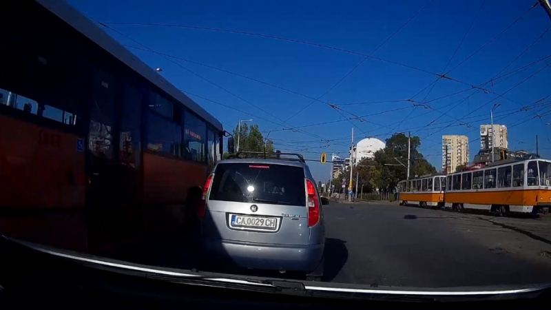 Шофьор на автобус направи немислимото на пъпа на София ВИДЕО
