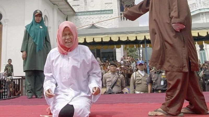 След като заляха с лайна прелюбодейци, президентът на Индонезия реши...