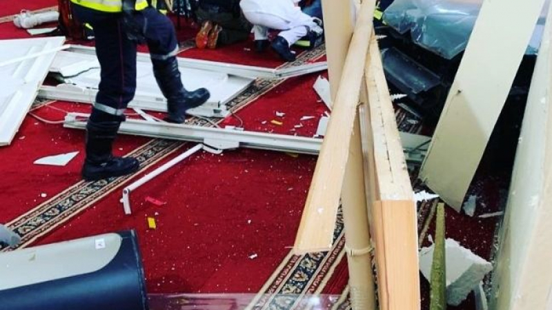 Мъж заби колата си в джамия, после извади нож и… ВИДЕО