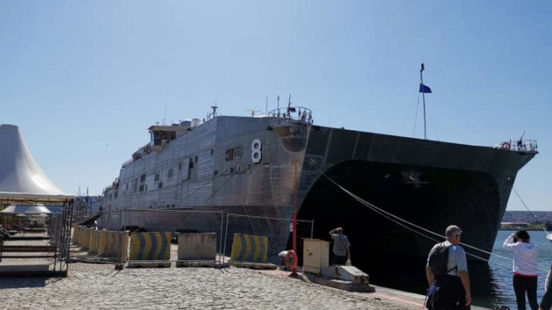 Огромен и чудат американски кораб акостира във Варна СНИМКИ