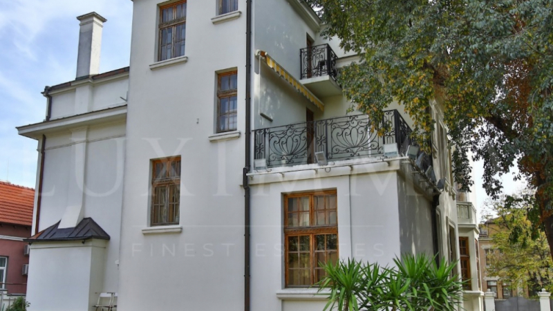 Продават къща в центъра на Варна на цена колкото замък във Франция СНИМКИ