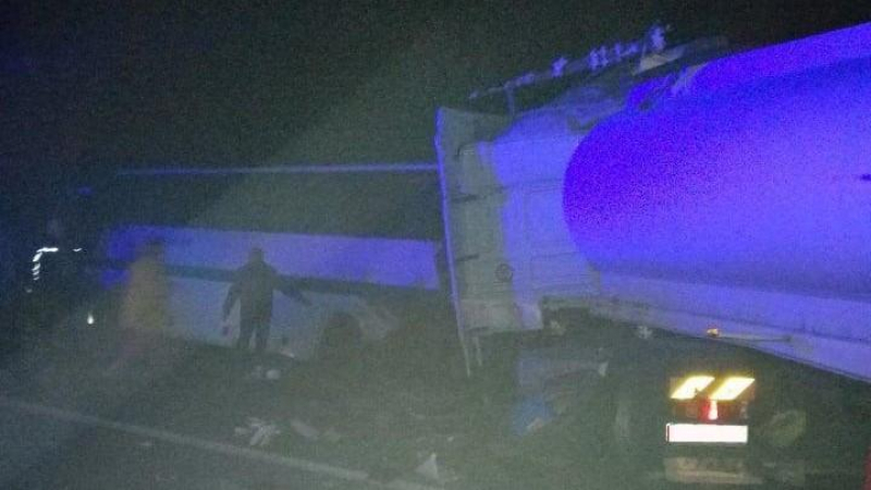 Камион връхлетя автобус, 9 загинали и 11 ранени