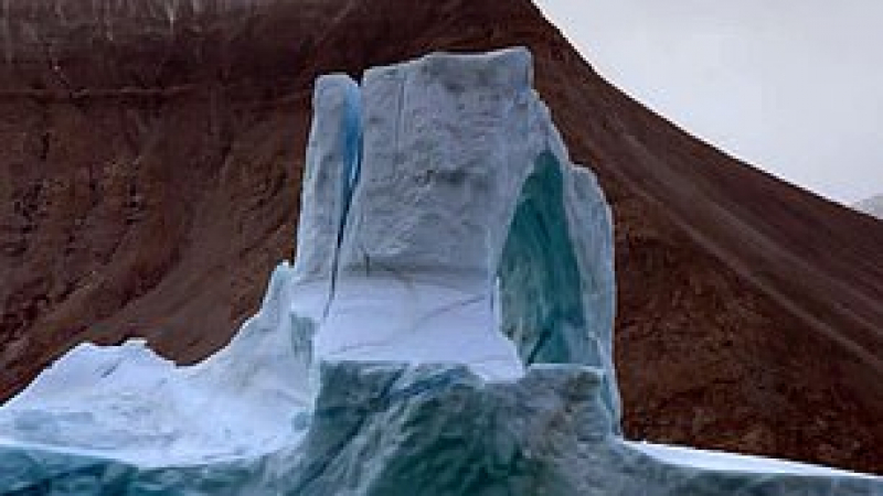 Туристи пищят от ужас заради айсберг, който се разруши пред очите им ВИДЕО