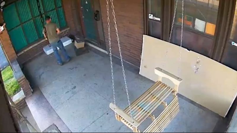 Мъж прецака домашните крадци с уникален капан ВИДЕО