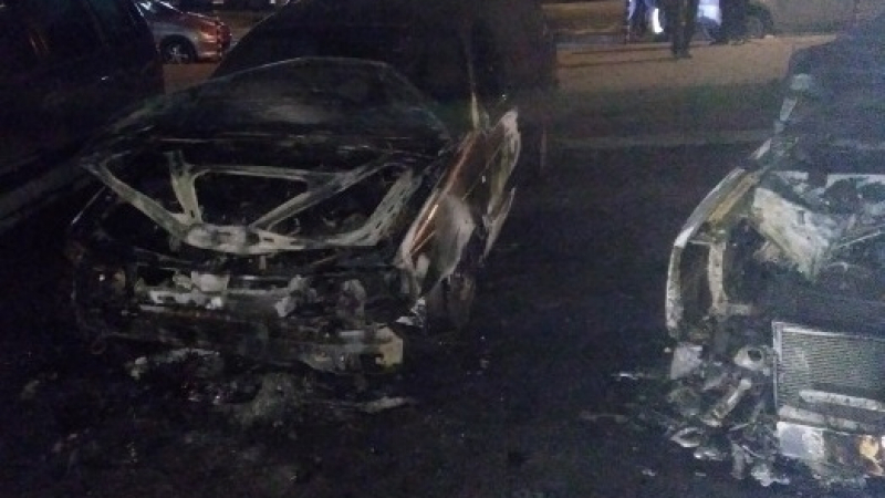 Коли горяха и във Враца: Опожариха автомобили на семейство