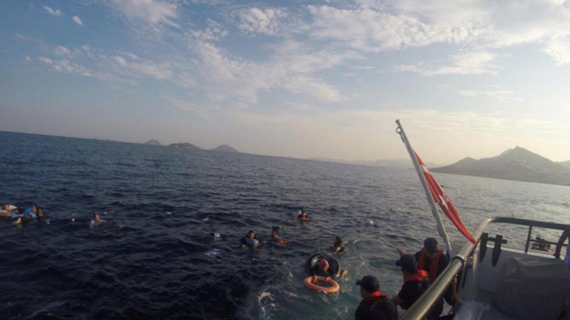 Пет деца загинаха след обръщане на лодка, търсят още трупове 