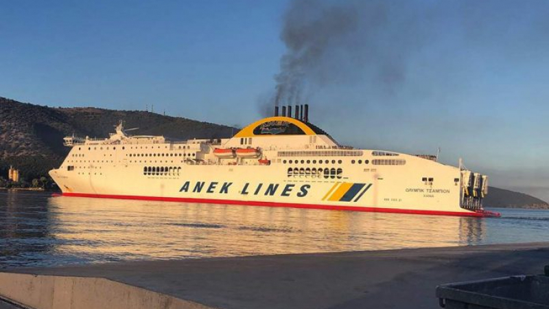 Огнен ад в Игуменица! Пламна ферибот със стотици туристи на борда
