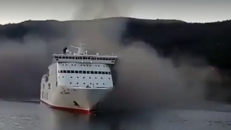 Положението на гръцкия ферибот е страшно! Евакуират над 500 души ВИДЕО