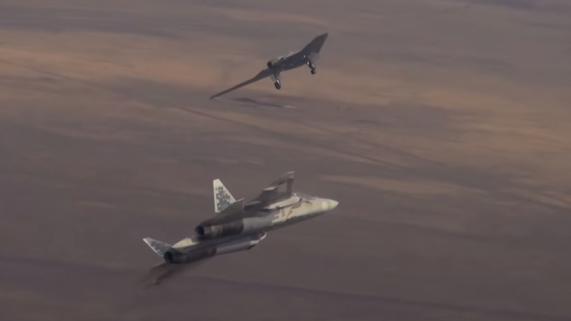 Пръв съвместен полет на Су-57 и "Ловец" ВИДЕО